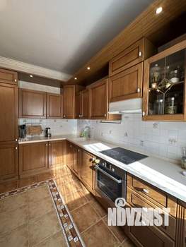 Дом 370м&sup2;, 3-этажный, участок 11 сот.  