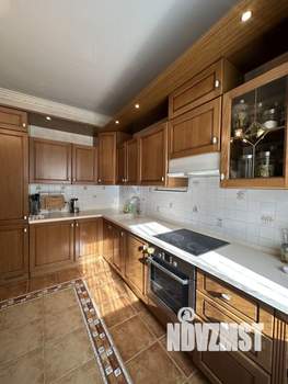 Дом 370м&sup2;, 3-этажный, участок 11 сот.  