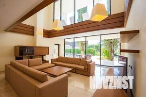 Дом 680м², 2-этажный, участок 15 сот.  